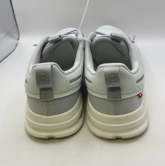 Like New On Cloud sky Running Shoes Ice/ Glacier Big Kids Size 6.5Y - Picture 4 of 6